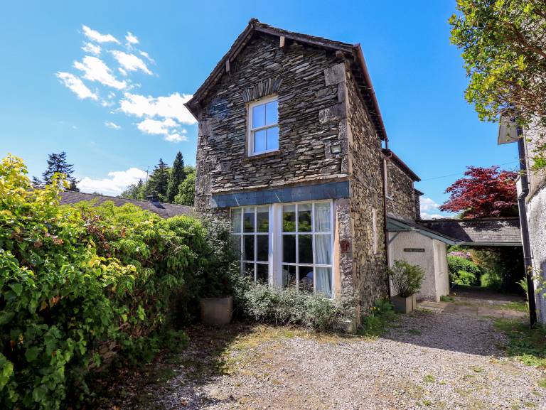Cottage with yard in Windermere