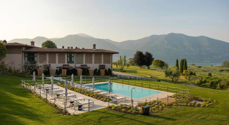 Holiday apartment with private pool, garden & terrace in Iseo