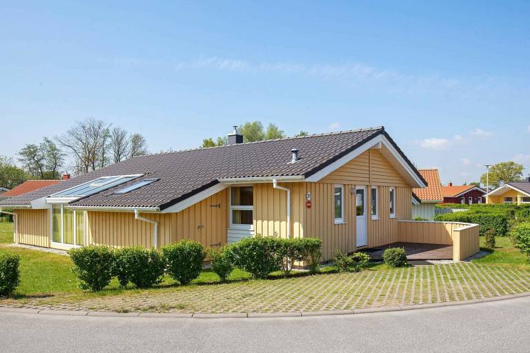 Vacation home with sauna, garden & grill in Groemitz