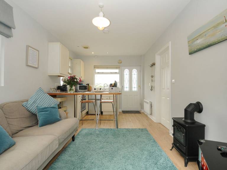 Family-oriented wonderful cottage with jacuzzi, grill & yard | Beach view | Pets allowed — photo 4