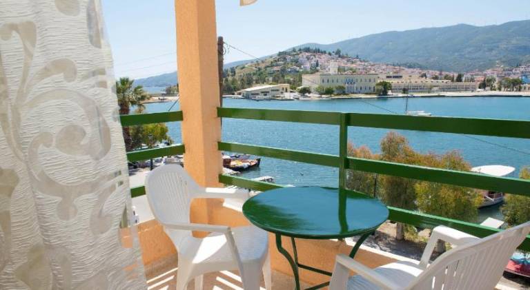 Rental apartment with garden & terrace in Poros