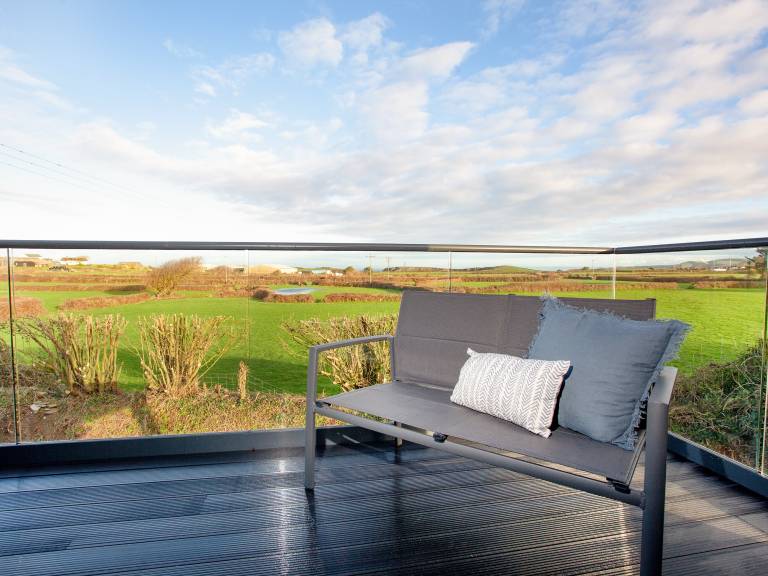 Cottage with yard & jacuzzi — photo 4
