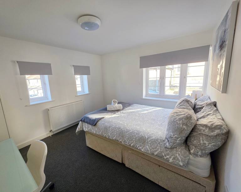 7-Bed Westbourne House - Sleeps 14 - Free Parking — photo 3