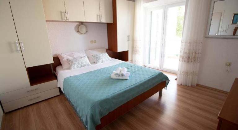 Holiday apartment with barbecue, garden & patio — photo 2