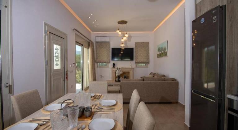 Villa with jacuzzi & pool — photo 4