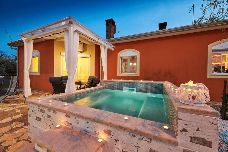 Rental apartment with yard, jacuzzi & patio in Umag