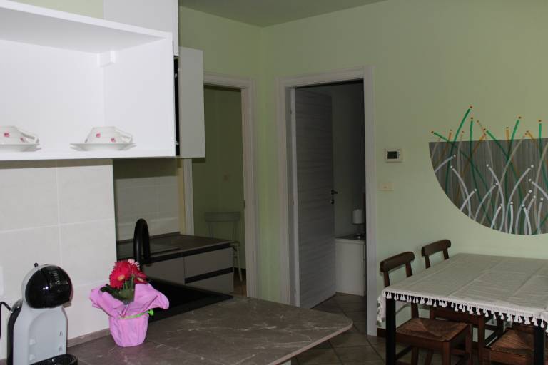 Cascina La Mussia: Appartamento bilocale MENTA Aria Condizionata, cucina, camera da letto, bagno e terrazzo — photo 2