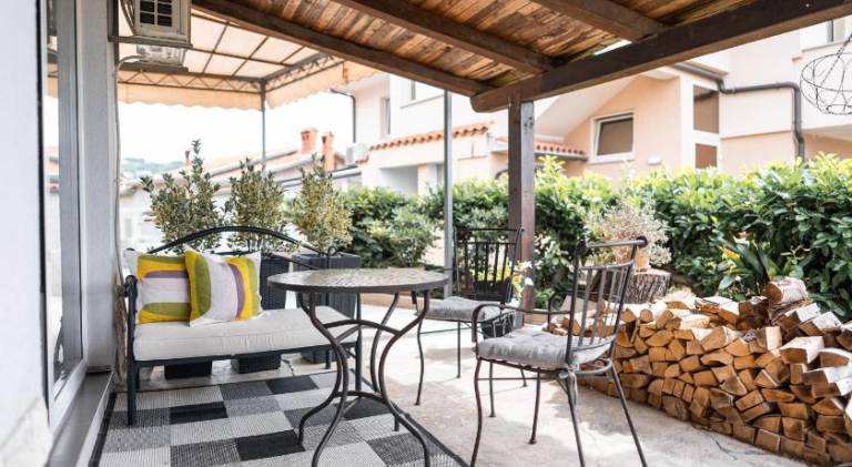 Apartment with yard & terrace — photo 5