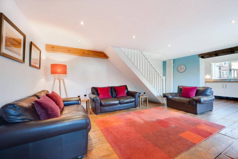 Fully equipped lovely cottage with yard | Pets allowed — photo 3