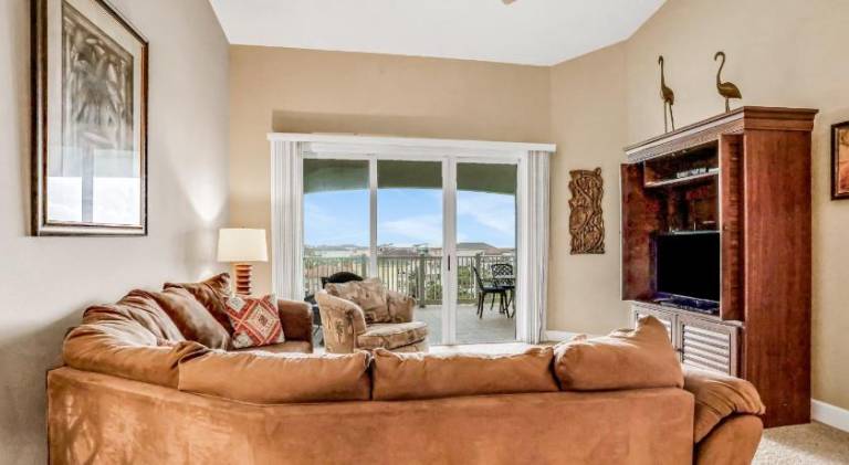 Dog-friendly condo on the golf course with ocean view, pools, gym & beach access — photo 2