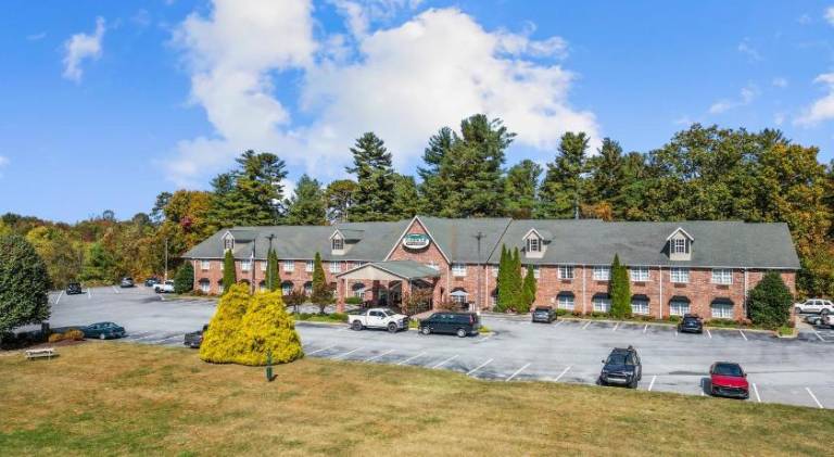 Mountain Inn & Suites Flat Rock — photo 4