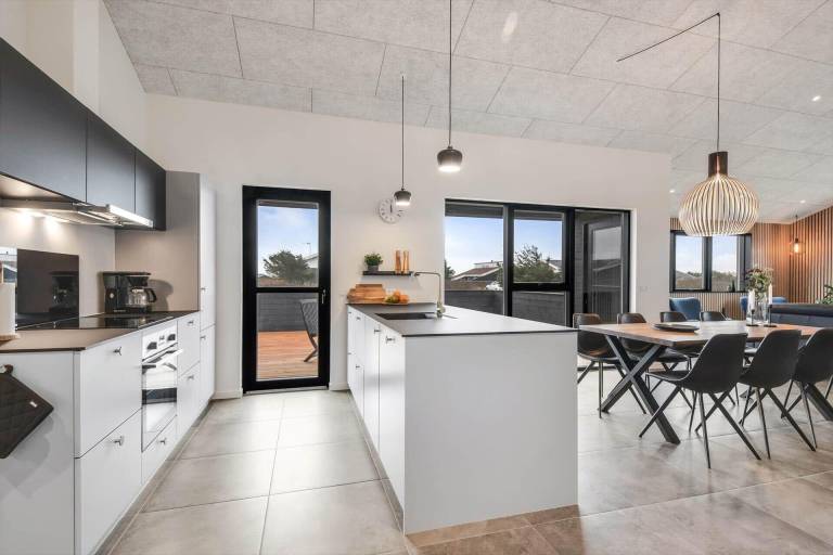 Children-friendly vacation home with patio, hot tub & grill | Pets allowed — photo 2