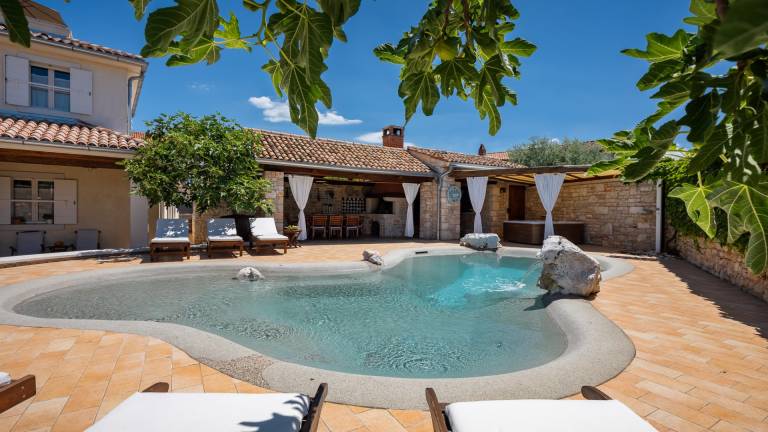 Lovely villa with private pool, barbeque & hot tub | Pets allowed — photo 2