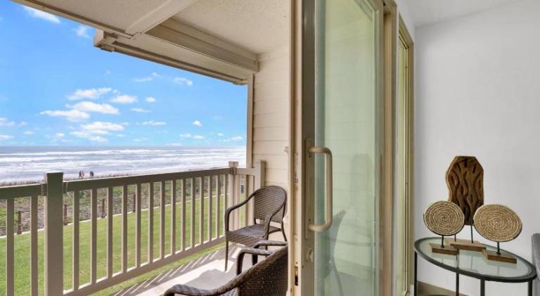 Spectacular Ocean-View Condo in Beachfront Resort, Heated Pool — photo 4