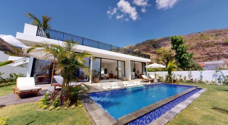 Villa with pool & yard in Bali