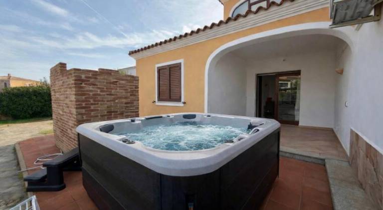 Apartment with pool & jacuzzi — photo 4