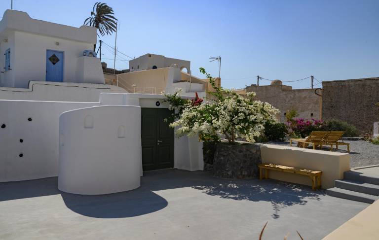 Holiday apartment with yard & terrace in Santorini
