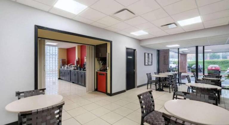 Super 8 By Wyndham Raleigh North East — photo 2