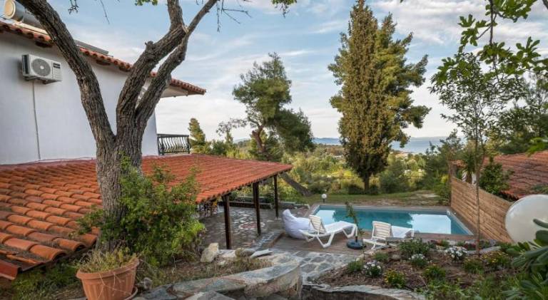 Fully equipped lovely villa with garden, private pool & patio | Beach nearby | Pet-friendly in Sithonia