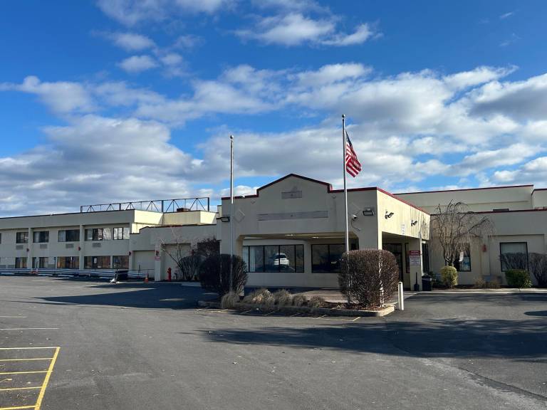 Hilltop Inn & Suites
