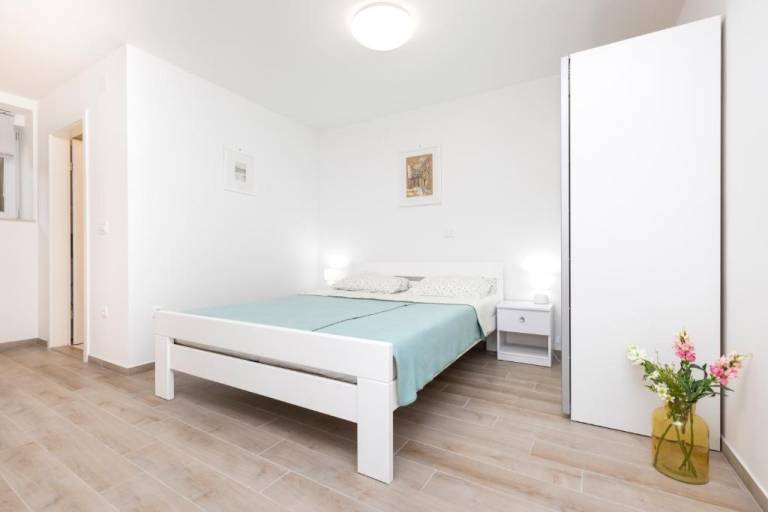 Apartment with barbeque & patio in Mali Losinj