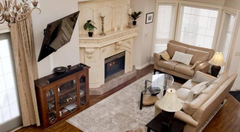 Il Veneto Sleeps 8 Cozy Classic Taste of Italy w IR Sauna 3BR2BAC-Air in Calgary, AB