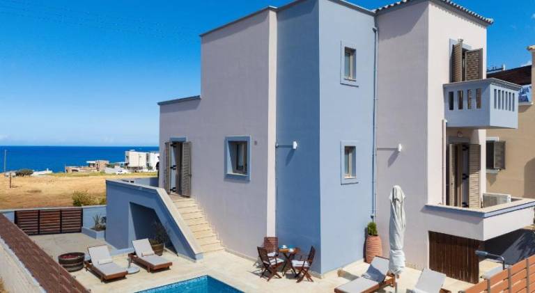 Villa with private pool, yard & terrace | Next to the beach | Good for workation | Pets allowed in Mylopotamos