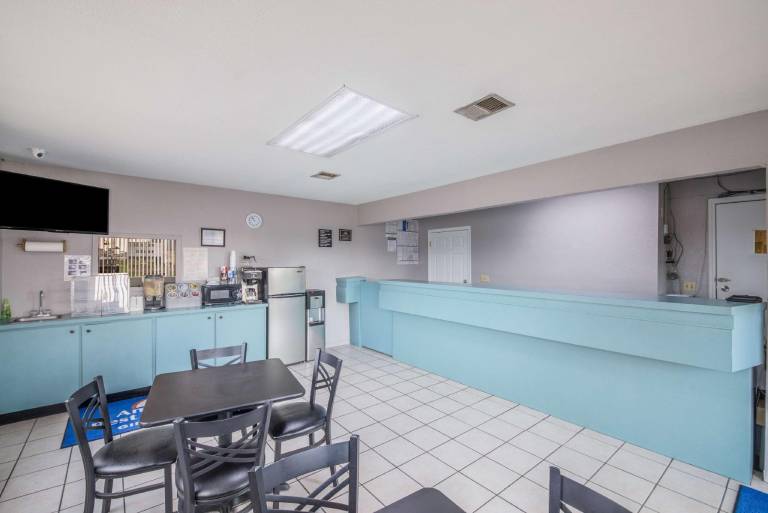 Americas Best Value Inn Giddings — photo 3