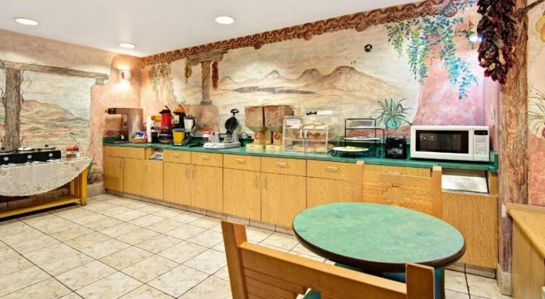 Microtel Inn & Suites by Wyndham Albuquerque West — photo 3