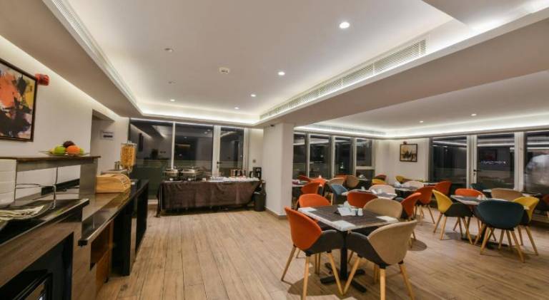Serviced apartment with patio | Close to King Abdullah I Mosque | Good for workation | Pets allowed — photo 5