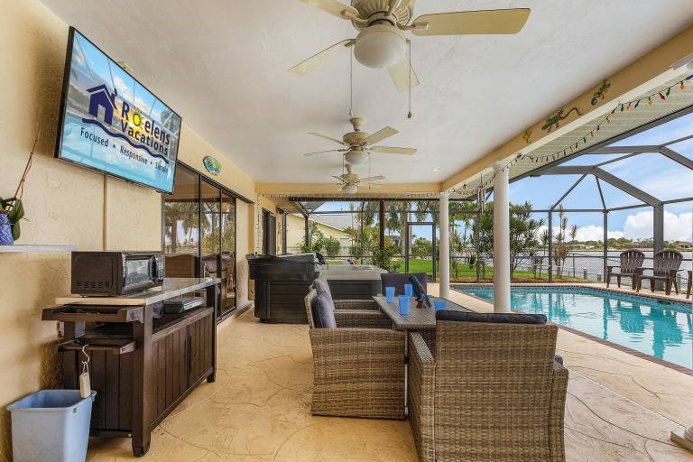 Child-friendly beautiful vacation home with jacuzzi, private pool & barbecue | River view | Pets are welcome — photo 3