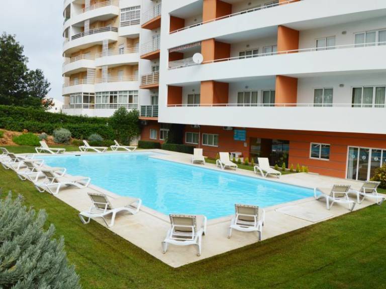 Rental apartment with patio, jacuzzi & yard in Portimão