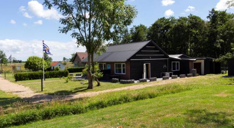 Lovely lodge with terrace & garden | Pets are welcome in Burgh-Haamstede