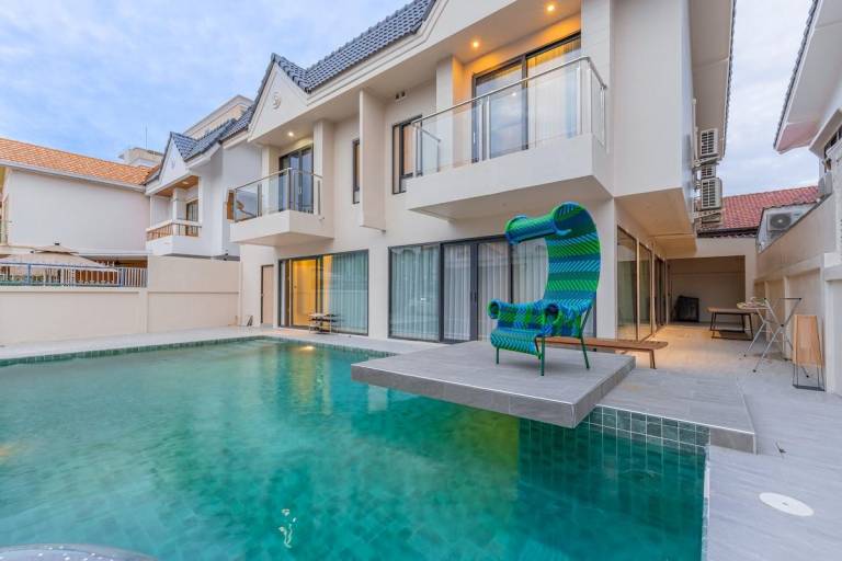 Family-oriented charming house with jacuzzi, private pool & patio | Pets allowed in Pattaya