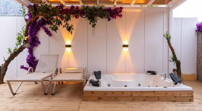 Serviced apartment with yard, jacuzzi & pool | Pets allowed in Konyaalti
