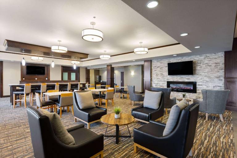 La Quinta Inn & Suites by Wyndham Sioux Falls — photo 2