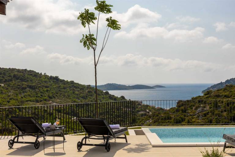 Your Seaview Haven for 8 with Saltwater Pool, close to beaches — photo 5