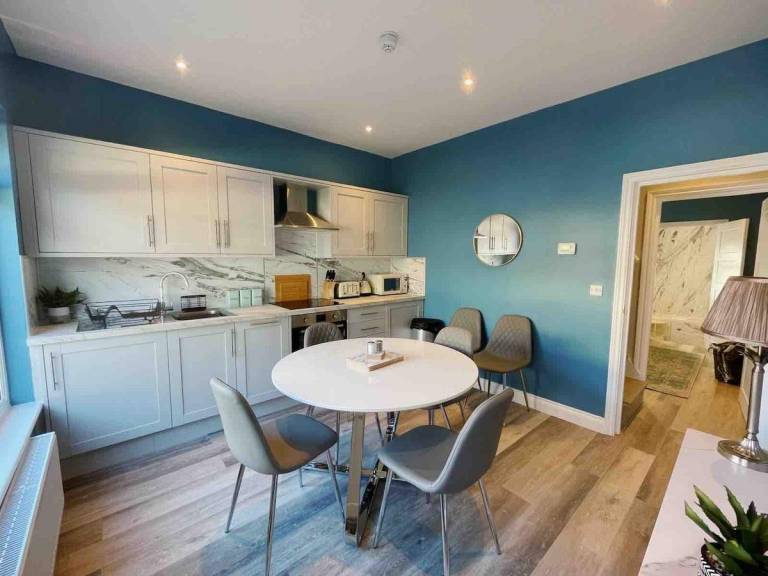 Beautiful vacation home with yard, barbecue & hot tub | Next to the beach | Pet-friendly in Great Yarmouth