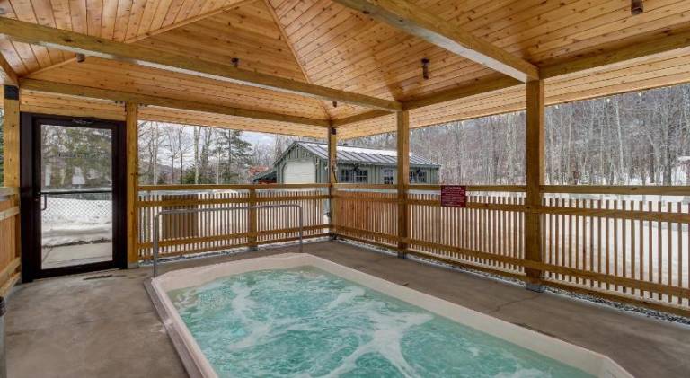 Vacation home with pool & hot tub — photo 5