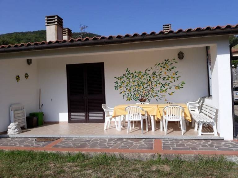 Holiday apartment with barbecue & yard — photo 3