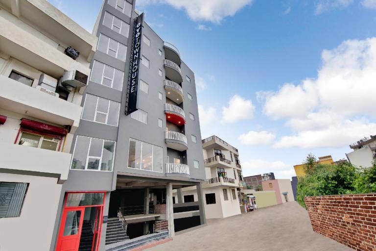 Townhouse Sector 49 Near Logix city centre in Noida