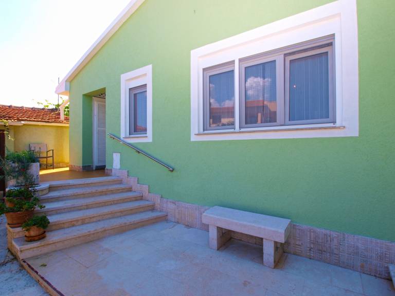 Vacation home with grill, pool & patio — photo 4