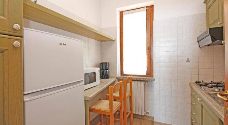 Serviced apartment with patio, yard & pool — photo 4