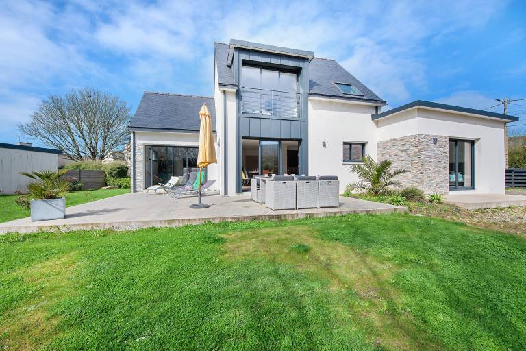 Vacation home with BBQ, patio & yard | Garden view in Morlaix