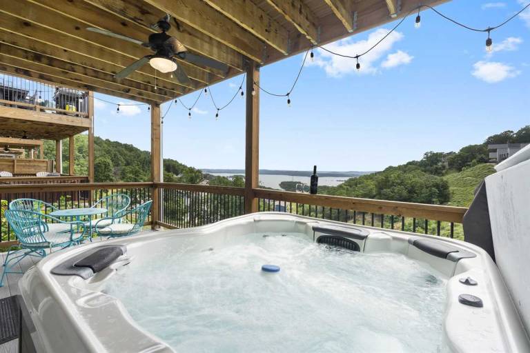 Fully equipped vacation home with barbecue & pool | Pet-friendly in Branson, MO