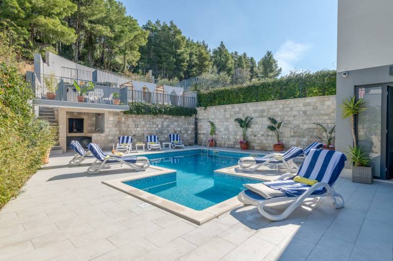 Fully equipped big villa with yard, barbeque & hot tub | Sea view | Pets are welcome in Podstrana