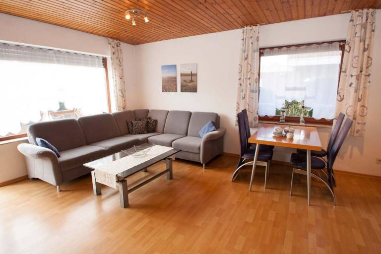 Großzügig und hell: Die Erdgeschosswohnung mit dem geräumigen Bad ist mit einem Rollstuhl befahrbar. Auf der angrenzenden Terrasse werden Sie Ihre Urlaubstage genießen. — photo 3