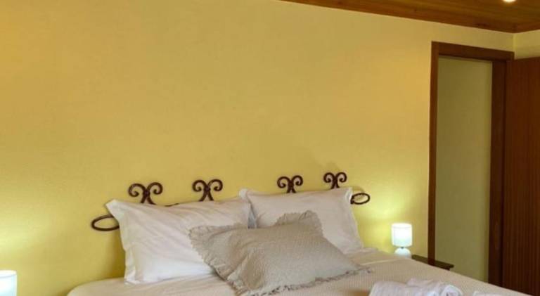 Holiday apartment with yard, barbeque & terrace in Leiria