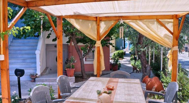 Serviced apartment with yard & terrace | Beach nearby | Suitable for remote work | Pets are welcome — photo 2