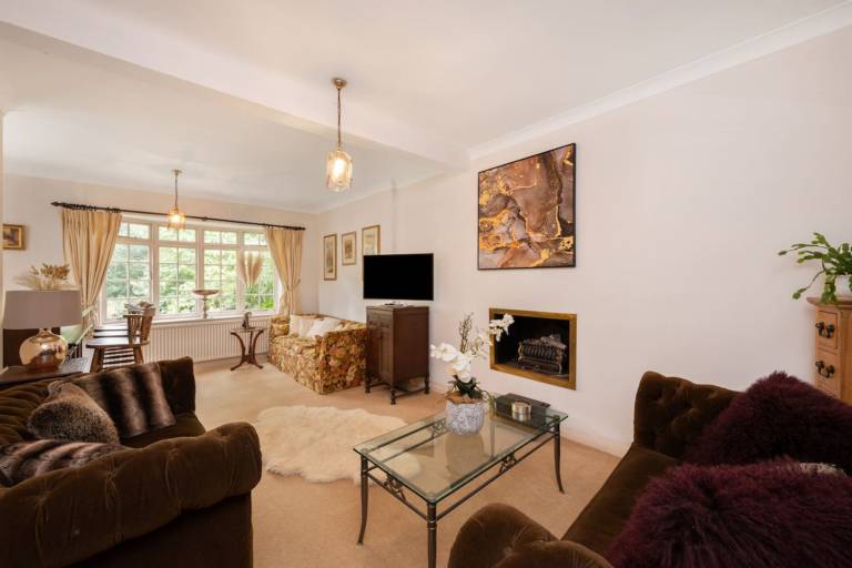 5-Bed Home Private Parking 25 Mins To Central — photo 3